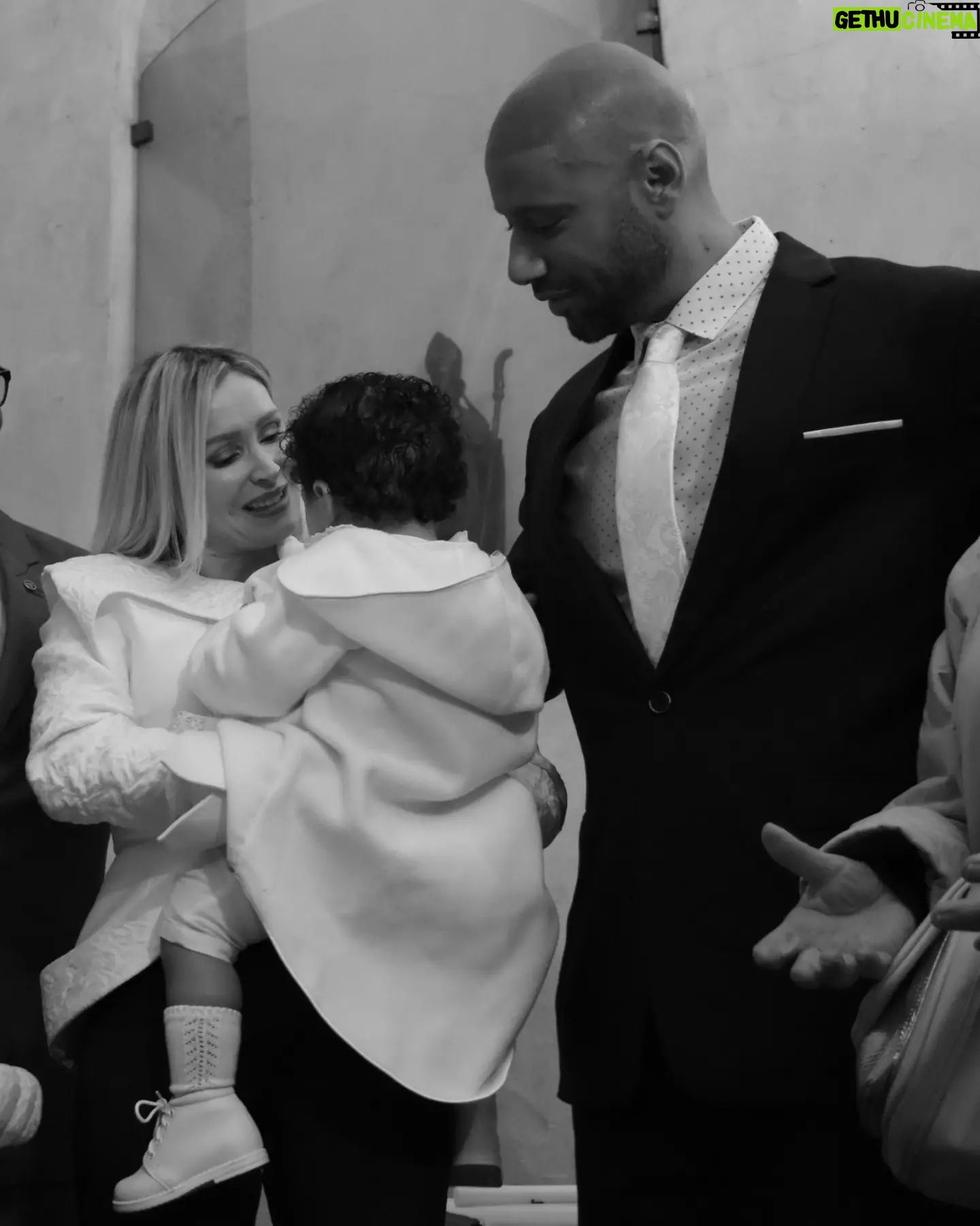 Tatiana-Laurence Delarue Instagram - Bébé Newt, Louis. T'es parents, ta famille, tes amis, sont heureux de t'entourer , en ce grand jour important du 19 Février 2023, pour t'accompagner sur le chemin de la spiritualité, de la bontée, de la bienveillance, du don de soi, de la lumière et de l'amour éternel. Tu seras toujours accompagné sur le chemin que tu choisira, qui te ressemblera, qui te semblera être bon pour toi. Aujourd'hui, c'est juste le commencement de la connection de ta si jolie âme, à ta vie spirituelle. Mon Baptisé, ta Maman t'aime si fort, je suis si fière de toi, tu es beau, dans tout ton ensemble. Tu seras plus tard, ce que tu es déjà, un garçon, souriant, doux, aimant, respectueux, protecteur, câlin, intègre... Une boule d'amour et de tendresse. Que la vie te protège mon bébé. 🙏🏼🕯⛪️🔱 Amen #baptême