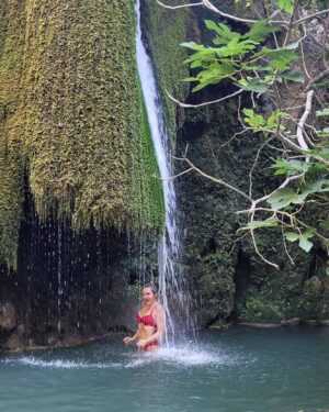 Tatiana-Laurence Delarue Instagram - 🇬🇷🌊Cascade magique⛰️🧗🏼‍♀️
Dans les #richtisgorge

Il faut sous les 40 degrés, ce donner la force pour y parvenir, mais la magie de l'arrivée en vaut la randonnée.

Quelques petites frayeurs de glissade, de jump, de badaboum... Mais 💪🏼

🫶🏼Je ne pense qu'à une seule chose sur place... Vivre ça avec Toi💭🐨
L'année prochaine tu auras 2ans et demi, on partira ensemble mon petit aventurier. 
Je souhaite que tu découvres ce monde féerique, que nous offre notre si belle 🌎
❤️ 

#cascade #waterfall #greece #crete #trek  #richtisgorge #grece #trekking #randonnée