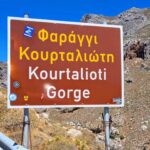 Tatiana-Laurence Delarue Instagram - 🎒Partir avec son sac à dos, à l'aventure, sans ombres aucunes, 🌞 pour y découvrir cette merveille, située là où, la rivière Kourtaliotiko coule, entre les montagnes de Kouroupa et Xiron, vers le sud de l'île. Et finir par ce rafraîchir, sous les cascades #waterfall et cavités des gorges de Kourtaliotiko. Pureté, magie, nature, Terre Mère 🌎... Tout cela possible de l'hôtel @paulmariecrete si sublime et unique 🌺 #roots #crete #greece