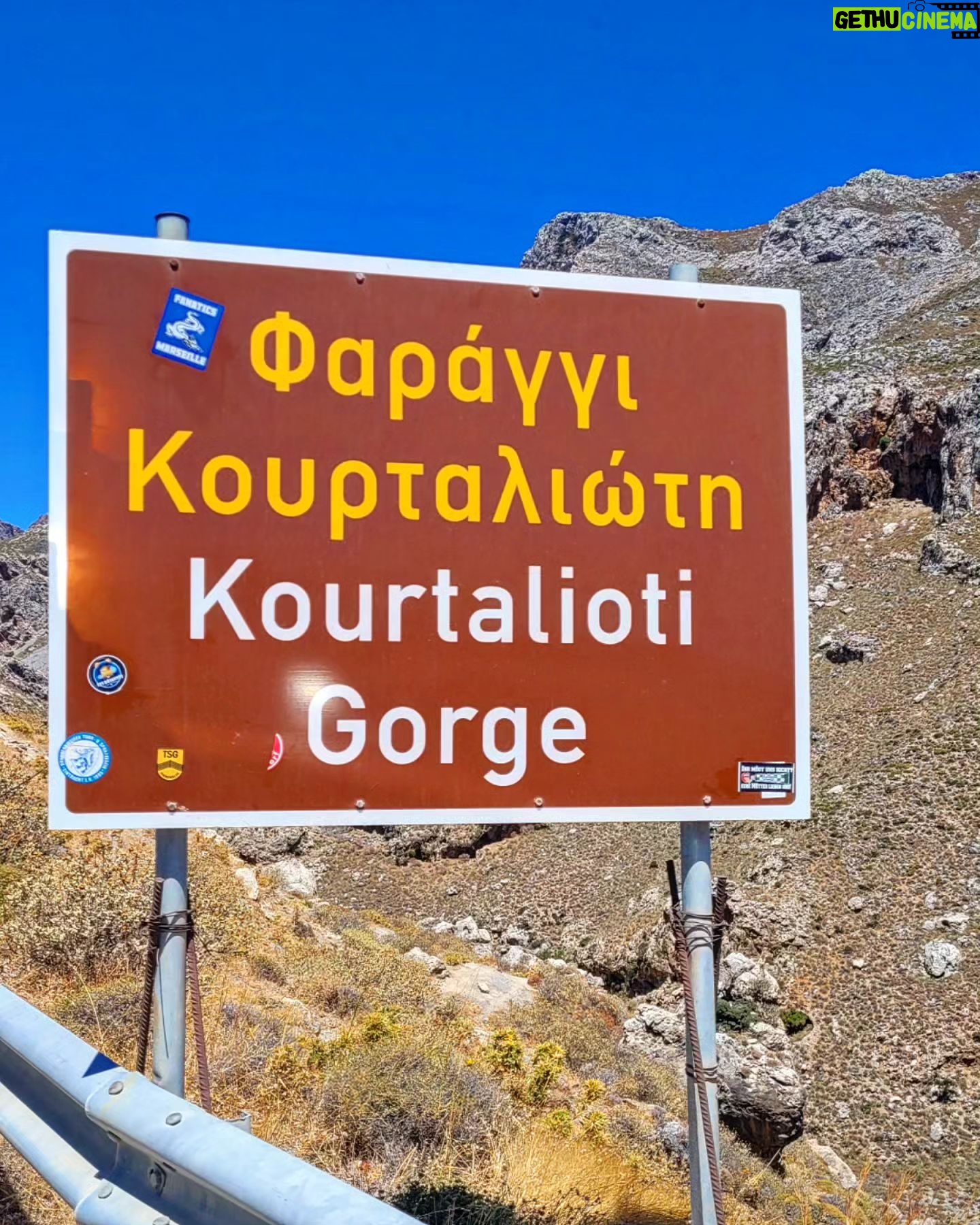 Tatiana-Laurence Delarue Instagram - 🎒Partir avec son sac à dos, à l'aventure, sans ombres aucunes, 🌞 pour y découvrir cette merveille, située là où, la rivière Kourtaliotiko coule, entre les montagnes de Kouroupa et Xiron, vers le sud de l'île. Et finir par ce rafraîchir, sous les cascades #waterfall et cavités des gorges de Kourtaliotiko. Pureté, magie, nature, Terre Mère 🌎... Tout cela possible de l'hôtel @paulmariecrete si sublime et unique 🌺 #roots #crete #greece