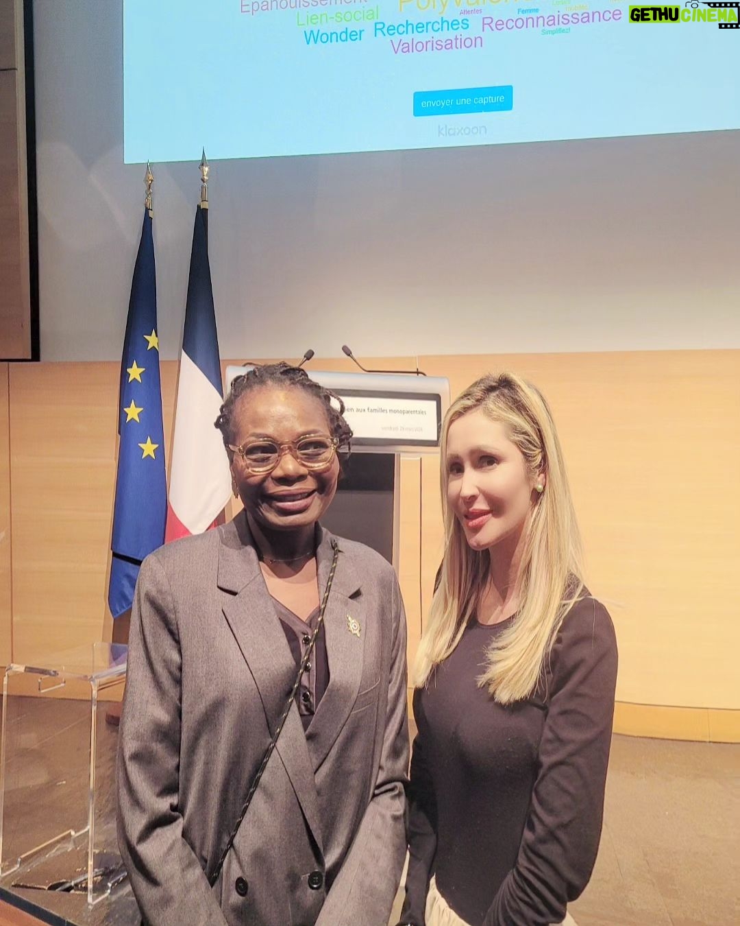 Tatiana-Laurence Delarue Instagram - Ce matin, lancement de la mission gouvernementale sur la monoparentalité @gouvernementfr @emmanuelmacron @gabrielattal . Échanges et prises de paroles, dans le but de créer des co-rapports pour la suite des travaux. 🖊Merci A Madame @sarahelhairy Ministre déléguée chargée de l’Enfance, de la Jeunesse et des Familles de m'avoir conviée à ce début des travaux. 🖊Merci pour ce début prometteur à Madame la Députée de Paris @fanta.berete75 🖊Merci à Monsieur le Sénateur des Hauts-de-Seine @xavieriacovelli . Ensemble pour l'avenir de Nos Enfants. 🙏🏼🌹✊🏼