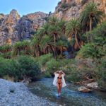 Tatiana-Laurence Delarue Instagram - Cet incroyable canyon au travers une luxuriante et spectaculaire forêt de palmiers , qu'il faut oser traverser, en s'immergerant, tel une amazone c'est vraiment unique.... 🐊 🐍 🦎🐠🪸🐚🦑🦂 L'eau des rivières #Kourtaliotiko et #Megalopotamos viennent s'écouler dans la mer d'une plage au sable fin et eaux d'un bleu unique et d'une clarté cristalline. Paradisiaque! Un endroit comme ça existe vraiment ? Ou c'est dans mes rêves ? 🇬🇷 évidemment je suis tombée dans un trou dans l'eau toute entière, on ne me voyait plus🫣🤭j'ai eu peur ..... Plus de rigolade que de mal, mais un bon coup de flippe quand même hein! 🌊 #crete #greece #preveli #prevelibeach #palmier