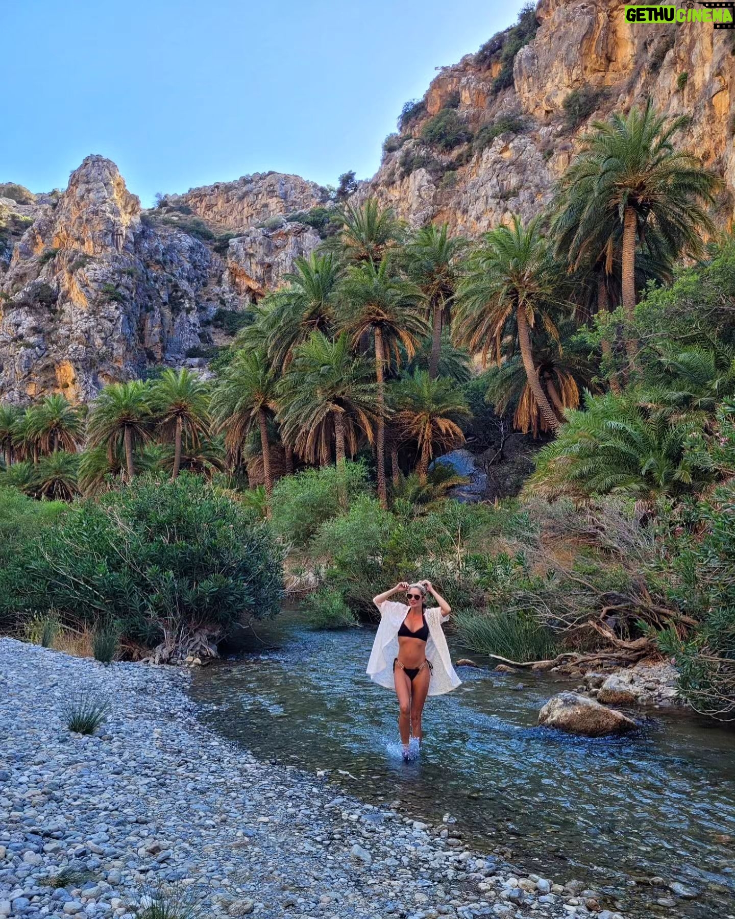 Tatiana-Laurence Delarue Instagram - Cet incroyable canyon au travers une luxuriante et spectaculaire forêt de palmiers , qu'il faut oser traverser, en s'immergerant, tel une amazone c'est vraiment unique.... 🐊 🐍 🦎🐠🪸🐚🦑🦂 L'eau des rivières #Kourtaliotiko et #Megalopotamos viennent s'écouler dans la mer d'une plage au sable fin et eaux d'un bleu unique et d'une clarté cristalline. Paradisiaque! Un endroit comme ça existe vraiment ? Ou c'est dans mes rêves ? 🇬🇷 évidemment je suis tombée dans un trou dans l'eau toute entière, on ne me voyait plus🫣🤭j'ai eu peur ..... Plus de rigolade que de mal, mais un bon coup de flippe quand même hein! 🌊 #crete #greece #preveli #prevelibeach #palmier