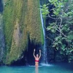 Tatiana-Laurence Delarue Instagram - 🇬🇷🌊Cascade magique⛰️🧗🏼‍♀️ Dans les #richtisgorge Il faut sous les 40 degrés, ce donner la force pour y parvenir, mais la magie de l'arrivée en vaut la randonnée. Quelques petites frayeurs de glissade, de jump, de badaboum... Mais 💪🏼 🫶🏼Je ne pense qu'à une seule chose sur place... Vivre ça avec Toi💭🐨 L'année prochaine tu auras 2ans et demi, on partira ensemble mon petit aventurier. Je souhaite que tu découvres ce monde féerique, que nous offre notre si belle 🌎 ❤️ #cascade #waterfall #greece #crete #trek #richtisgorge #grece #trekking #randonnée