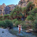 Tatiana-Laurence Delarue Instagram - Cet incroyable canyon au travers une luxuriante et spectaculaire forêt de palmiers , qu'il faut oser traverser, en s'immergerant, tel une amazone c'est vraiment unique.... 🐊 🐍 🦎🐠🪸🐚🦑🦂 L'eau des rivières #Kourtaliotiko et #Megalopotamos viennent s'écouler dans la mer d'une plage au sable fin et eaux d'un bleu unique et d'une clarté cristalline. Paradisiaque! Un endroit comme ça existe vraiment ? Ou c'est dans mes rêves ? 🇬🇷 évidemment je suis tombée dans un trou dans l'eau toute entière, on ne me voyait plus🫣🤭j'ai eu peur ..... Plus de rigolade que de mal, mais un bon coup de flippe quand même hein! 🌊 #crete #greece #preveli #prevelibeach #palmier