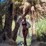 Tatiana-Laurence Delarue Instagram - Cet incroyable canyon au travers une luxuriante et spectaculaire forêt de palmiers , qu'il faut oser traverser, en s'immergerant, tel une amazone c'est vraiment unique.... 🐊 🐍 🦎🐠🪸🐚🦑🦂 L'eau des rivières #Kourtaliotiko et #Megalopotamos viennent s'écouler dans la mer d'une plage au sable fin et eaux d'un bleu unique et d'une clarté cristalline. Paradisiaque! Un endroit comme ça existe vraiment ? Ou c'est dans mes rêves ? 🇬🇷 évidemment je suis tombée dans un trou dans l'eau toute entière, on ne me voyait plus🫣🤭j'ai eu peur ..... Plus de rigolade que de mal, mais un bon coup de flippe quand même hein! 🌊 #crete #greece #preveli #prevelibeach #palmier