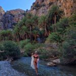 Tatiana-Laurence Delarue Instagram - Cet incroyable canyon au travers une luxuriante et spectaculaire forêt de palmiers , qu'il faut oser traverser, en s'immergerant, tel une amazone c'est vraiment unique.... 🐊 🐍 🦎🐠🪸🐚🦑🦂 L'eau des rivières #Kourtaliotiko et #Megalopotamos viennent s'écouler dans la mer d'une plage au sable fin et eaux d'un bleu unique et d'une clarté cristalline. Paradisiaque! Un endroit comme ça existe vraiment ? Ou c'est dans mes rêves ? 🇬🇷 évidemment je suis tombée dans un trou dans l'eau toute entière, on ne me voyait plus🫣🤭j'ai eu peur ..... Plus de rigolade que de mal, mais un bon coup de flippe quand même hein! 🌊 #crete #greece #preveli #prevelibeach #palmier