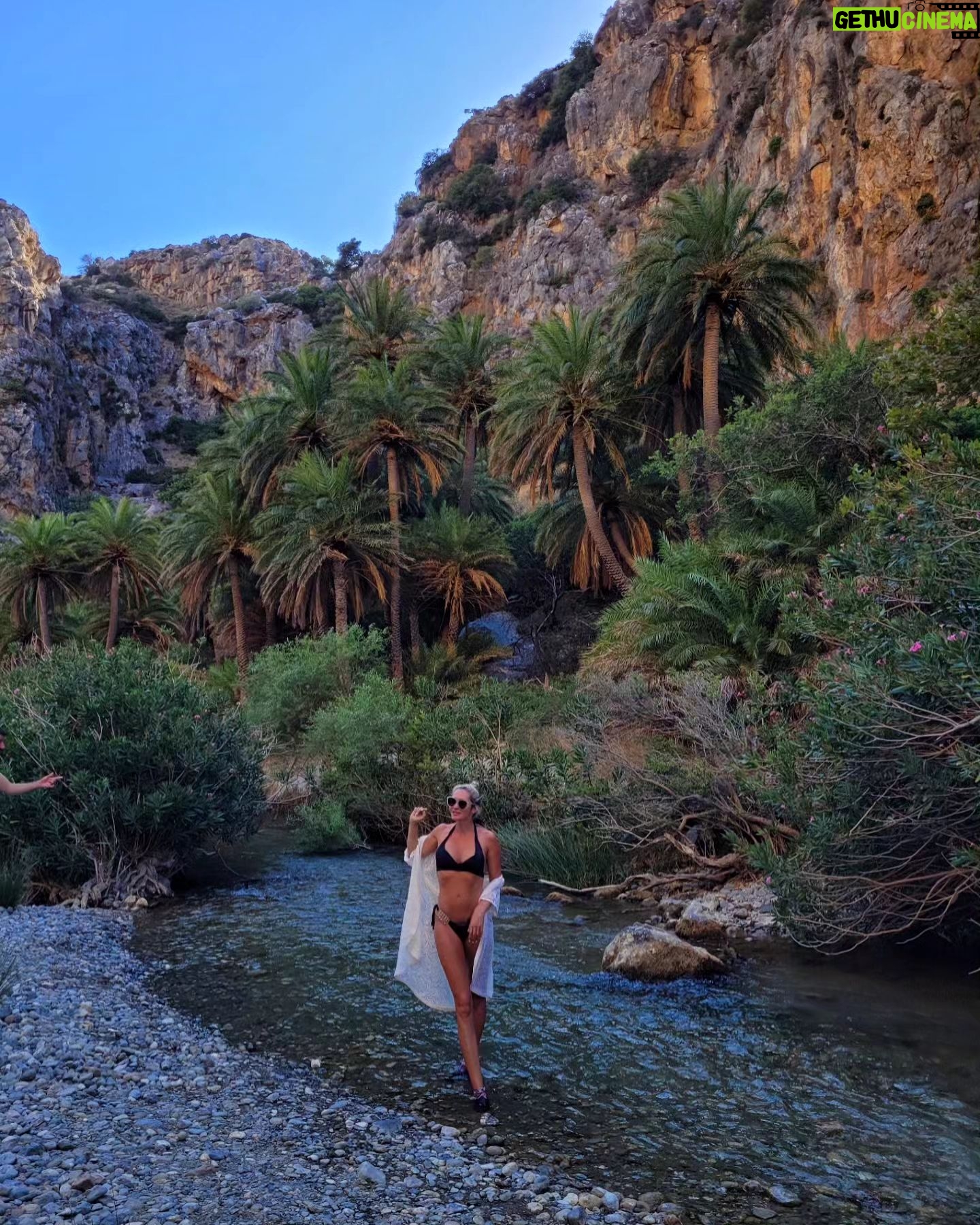 Tatiana-Laurence Delarue Instagram - Cet incroyable canyon au travers une luxuriante et spectaculaire forêt de palmiers , qu'il faut oser traverser, en s'immergerant, tel une amazone c'est vraiment unique.... 🐊 🐍 🦎🐠🪸🐚🦑🦂 L'eau des rivières #Kourtaliotiko et #Megalopotamos viennent s'écouler dans la mer d'une plage au sable fin et eaux d'un bleu unique et d'une clarté cristalline. Paradisiaque! Un endroit comme ça existe vraiment ? Ou c'est dans mes rêves ? 🇬🇷 évidemment je suis tombée dans un trou dans l'eau toute entière, on ne me voyait plus🫣🤭j'ai eu peur ..... Plus de rigolade que de mal, mais un bon coup de flippe quand même hein! 🌊 #crete #greece #preveli #prevelibeach #palmier