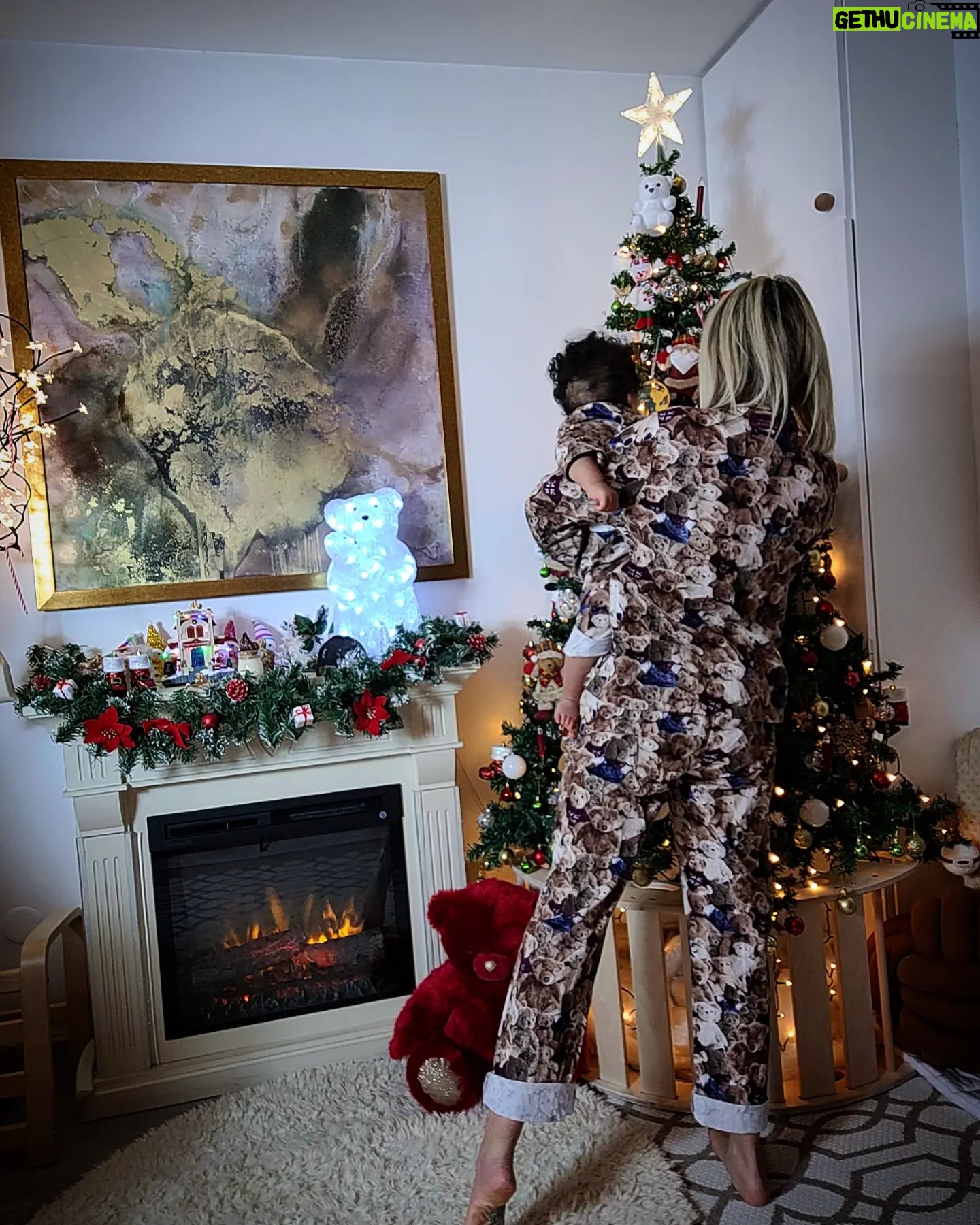 Tatiana-Laurence Delarue Instagram - Les derniers jours de ton année de naissance 2022 Newt, dans la Magie de Noël... Émotions...🧑🏽🎄🦹🏽🔱💝 Pyjama oursons à shopper chez @boutiquearthur 🧸🧸🧸🧸🧸🧸🧸🧸🧸🧸🧸🧸🧸🧸🧸🧸🧸🧸🧸🧸🧸 Des jouets géniaux pour l'amusement et le développement de la motricité A découvrir chez @janod_france 🎠🎡🎢💈🚂 Des #peluches géantes made in #france comme Le #koala 🐨 à shopper chez @pioupiou_et_merveilles