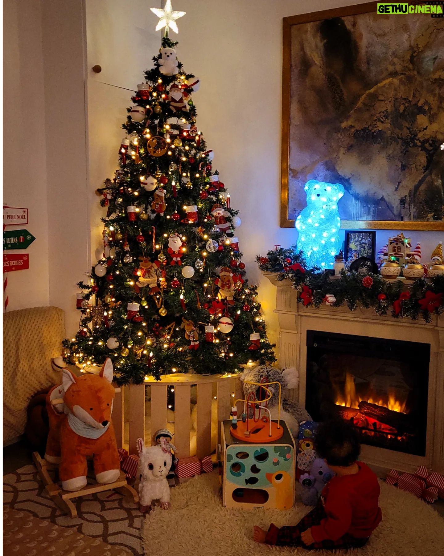 Tatiana-Laurence Delarue Instagram - Les derniers jours de ton année de naissance 2022 Newt, dans la Magie de Noël... Émotions...🧑🏽🎄🦹🏽🔱💝 Pyjama oursons à shopper chez @boutiquearthur 🧸🧸🧸🧸🧸🧸🧸🧸🧸🧸🧸🧸🧸🧸🧸🧸🧸🧸🧸🧸🧸 Des jouets géniaux pour l'amusement et le développement de la motricité A découvrir chez @janod_france 🎠🎡🎢💈🚂 Des #peluches géantes made in #france comme Le #koala 🐨 à shopper chez @pioupiou_et_merveilles