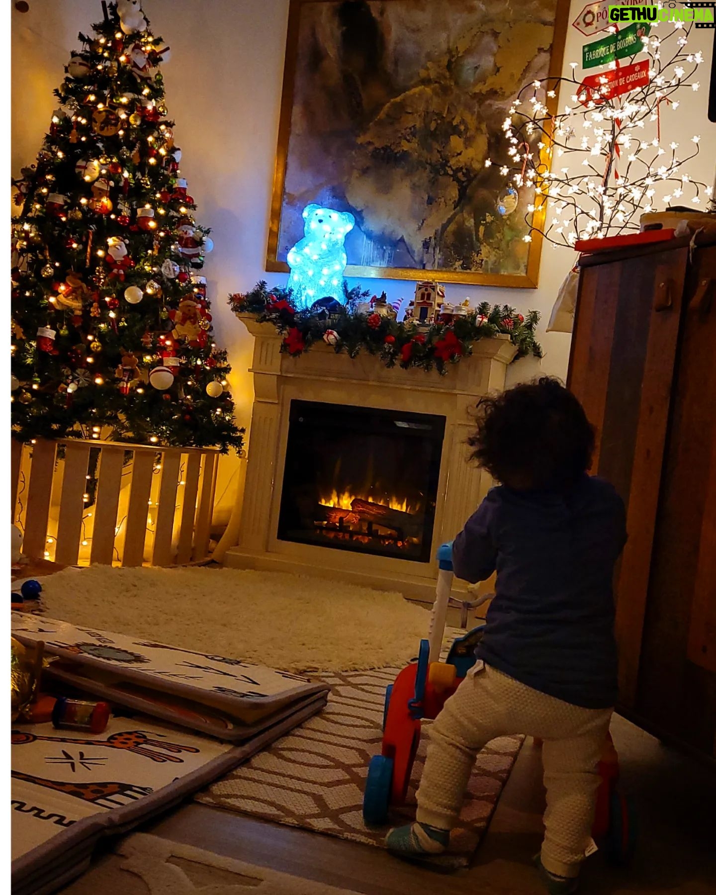 Tatiana-Laurence Delarue Instagram - Les derniers jours de ton année de naissance 2022 Newt, dans la Magie de Noël... Émotions...🧑🏽🎄🦹🏽🔱💝 Pyjama oursons à shopper chez @boutiquearthur 🧸🧸🧸🧸🧸🧸🧸🧸🧸🧸🧸🧸🧸🧸🧸🧸🧸🧸🧸🧸🧸 Des jouets géniaux pour l'amusement et le développement de la motricité A découvrir chez @janod_france 🎠🎡🎢💈🚂 Des #peluches géantes made in #france comme Le #koala 🐨 à shopper chez @pioupiou_et_merveilles