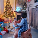 Tatiana-Laurence Delarue Instagram - ✍️🏼Ton Tout Premier Noël Mon bébé Newt. Magiiiiique 🌠 🤰🏼L'an dernier tu étais dans mon ventre et j'ai rêvé de ce moment tant de fois, mais j'étais loin... Si loin d'imaginer ce cadeau de la vie, mon petit lutin enchanté🧑🏽‍🎄 Tes déplacements à quatre pattes et debout en t'appuyant partout🤦🏼‍♀️🙃 Et surtout Ta 1ère petite dent puis, ta 2ème qui a percé le Jour même de Noël 🦷🎁🔱. Mon bébé a des dents🙈, rouuuuu mon hibou !!! 🧐Les milliers de: ( non non non, il ne faut pas manger le sapin) 😅 le visage plein de paillettes 🎄🥰... 🎅🤶T'es yeux🤩 quand tu a entendu les clochettes des Rennes du Père Noël et découvert t'es cadeaux... Même si shuuuttttt🤫 tu as un peu triché mon fils....😚🤣 Tu n'a pas vraiment été sage une année entière, puisque tu es né en Février 😻🤭. 🎁Puis... il y a des cadeaux qui ont une plus grande valeur, qu'un objet de valeur lui-même...💭 Celle du cœur ❤️ Des souvenirs et des moments déjà passés si vite....🖼🙏🏼 🧸T'es petites mains sur tes jouets par milliers 🎵🎶🥾 Tes petits pieds🧦 le rythme dans la peau et, t'es éclats de rires accompagant les chants de Noël ✨️mooooooooo Le Bonheur Pureeeee... 🩳🧥Et obligatoire... Porter les mêmes pyjamas de Noël 🎄 🐐🐓🦜Tes aventures, tes petits câlins aux animaux de la ferme, les Litchis, chocolats, clémentines, sucre d'orge, pitaya... 🍭🍬🍢Mon petit cœur gourmand de mon Amour💝 🧼Sans oublier tes rendez-vous préférés avec tes copains aux bébés nageurs, mon Triton...🌊🩲🧜🏽‍♂️ 🕰Plus que une semaine et nous allons quitter Ton Année De Naissance.... 2022🤰🏼🤱🏼👨🏽‍🍼👩🏼‍🍼🧑🏽‍🍼👼🏽....  Ce sera avec beaucoup d'émotion je ne te le cache pas. AhhhhhLalalalalala...😙 Que je t'aime.... Ce Noël est et restera, encore plus beau que celui que j'avais rêvé auprès de toi, mon Lutin Magique, mon Super Héros. 🦹🏽 Mon bébé Newt❤️🔱 🦊 #renard à #bascule tout doux, à shopper sur @kaloo_france 🎠🪅🧩🛼🤹🏽