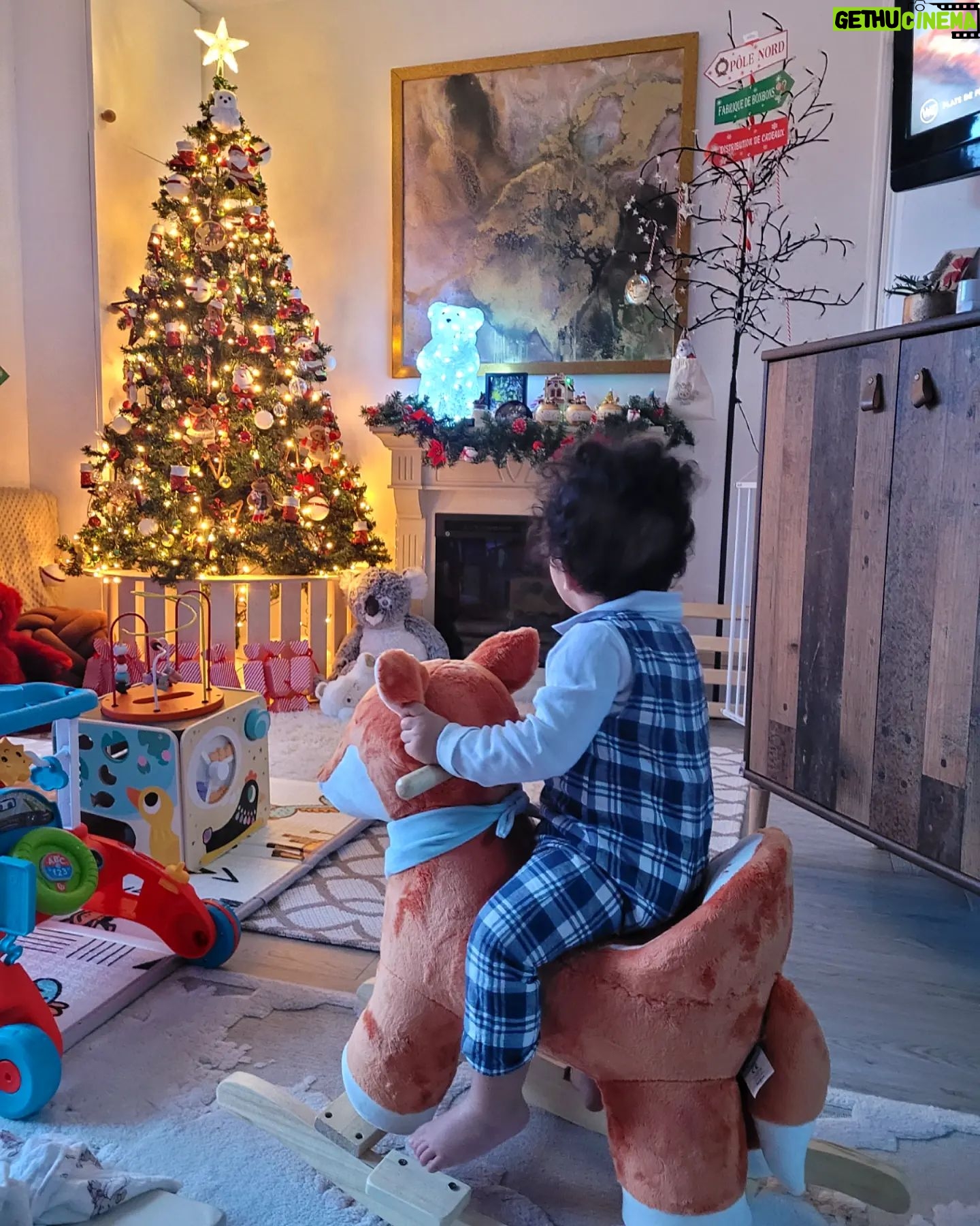 Tatiana-Laurence Delarue Instagram - ✍️🏼Ton Tout Premier Noël Mon bébé Newt. Magiiiiique 🌠 🤰🏼L'an dernier tu étais dans mon ventre et j'ai rêvé de ce moment tant de fois, mais j'étais loin... Si loin d'imaginer ce cadeau de la vie, mon petit lutin enchanté🧑🏽🎄 Tes déplacements à quatre pattes et debout en t'appuyant partout🤦🏼♀️🙃 Et surtout Ta 1ère petite dent puis, ta 2ème qui a percé le Jour même de Noël 🦷🎁🔱. Mon bébé a des dents🙈, rouuuuu mon hibou !!! 🧐Les milliers de: ( non non non, il ne faut pas manger le sapin) 😅 le visage plein de paillettes 🎄🥰... 🎅🤶T'es yeux🤩 quand tu a entendu les clochettes des Rennes du Père Noël et découvert t'es cadeaux... Même si shuuuttttt🤫 tu as un peu triché mon fils....😚🤣 Tu n'a pas vraiment été sage une année entière, puisque tu es né en Février 😻🤭. 🎁Puis... il y a des cadeaux qui ont une plus grande valeur, qu'un objet de valeur lui-même...💭 Celle du cœur ❤️ Des souvenirs et des moments déjà passés si vite....🖼🙏🏼 🧸T'es petites mains sur tes jouets par milliers 🎵🎶🥾 Tes petits pieds🧦 le rythme dans la peau et, t'es éclats de rires accompagant les chants de Noël ✨️mooooooooo Le Bonheur Pureeeee... 🩳🧥Et obligatoire... Porter les mêmes pyjamas de Noël 🎄 🐐🐓🦜Tes aventures, tes petits câlins aux animaux de la ferme, les Litchis, chocolats, clémentines, sucre d'orge, pitaya... 🍭🍬🍢Mon petit cœur gourmand de mon Amour💝 🧼Sans oublier tes rendez-vous préférés avec tes copains aux bébés nageurs, mon Triton...🌊🩲🧜🏽♂️ 🕰Plus que une semaine et nous allons quitter Ton Année De Naissance.... 2022🤰🏼🤱🏼👨🏽🍼👩🏼🍼🧑🏽🍼👼🏽.... Ce sera avec beaucoup d'émotion je ne te le cache pas. AhhhhhLalalalalala...😙 Que je t'aime.... Ce Noël est et restera, encore plus beau que celui que j'avais rêvé auprès de toi, mon Lutin Magique, mon Super Héros. 🦹🏽 Mon bébé Newt❤️🔱 🦊 #renard à #bascule tout doux, à shopper sur @kaloo_france 🎠🪅🧩🛼🤹🏽