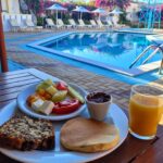 Tatiana-Laurence Delarue Instagram – Petit déjeuner traditionnel, tomates, fêta,  Olives…. Divin by @paulmariecrete 

Puis🩴🩴🎒 départ pour découvrir les charmants villages de #crete aux pierres sublimes, aux arbres magiques, au ports tellement charmant, aux habitants souriants et dune douceur sincère,  aux sons et couleurs poétiques…

Déjà sous le charme…💁🏼‍♀️

Suivez-moi dans mes aventures 🌺

👶🏽💭❣️

#crete
#grece
#travel
#holiday