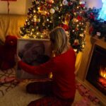 Tatiana-Laurence Delarue Instagram - ✍️🏼Ton Tout Premier Noël Mon bébé Newt. Magiiiiique 🌠 🤰🏼L'an dernier tu étais dans mon ventre et j'ai rêvé de ce moment tant de fois, mais j'étais loin... Si loin d'imaginer ce cadeau de la vie, mon petit lutin enchanté🧑🏽‍🎄 Tes déplacements à quatre pattes et debout en t'appuyant partout🤦🏼‍♀️🙃 Et surtout Ta 1ère petite dent puis, ta 2ème qui a percé le Jour même de Noël 🦷🎁🔱. Mon bébé a des dents🙈, rouuuuu mon hibou !!! 🧐Les milliers de: ( non non non, il ne faut pas manger le sapin) 😅 le visage plein de paillettes 🎄🥰... 🎅🤶T'es yeux🤩 quand tu a entendu les clochettes des Rennes du Père Noël et découvert t'es cadeaux... Même si shuuuttttt🤫 tu as un peu triché mon fils....😚🤣 Tu n'a pas vraiment été sage une année entière, puisque tu es né en Février 😻🤭. 🎁Puis... il y a des cadeaux qui ont une plus grande valeur, qu'un objet de valeur lui-même...💭 Celle du cœur ❤️ Des souvenirs et des moments déjà passés si vite....🖼🙏🏼 🧸T'es petites mains sur tes jouets par milliers 🎵🎶🥾 Tes petits pieds🧦 le rythme dans la peau et, t'es éclats de rires accompagant les chants de Noël ✨️mooooooooo Le Bonheur Pureeeee... 🩳🧥Et obligatoire... Porter les mêmes pyjamas de Noël 🎄 🐐🐓🦜Tes aventures, tes petits câlins aux animaux de la ferme, les Litchis, chocolats, clémentines, sucre d'orge, pitaya... 🍭🍬🍢Mon petit cœur gourmand de mon Amour💝 🧼Sans oublier tes rendez-vous préférés avec tes copains aux bébés nageurs, mon Triton...🌊🩲🧜🏽‍♂️ 🕰Plus que une semaine et nous allons quitter Ton Année De Naissance.... 2022🤰🏼🤱🏼👨🏽‍🍼👩🏼‍🍼🧑🏽‍🍼👼🏽....  Ce sera avec beaucoup d'émotion je ne te le cache pas. AhhhhhLalalalalala...😙 Que je t'aime.... Ce Noël est et restera, encore plus beau que celui que j'avais rêvé auprès de toi, mon Lutin Magique, mon Super Héros. 🦹🏽 Mon bébé Newt❤️🔱 🦊 #renard à #bascule tout doux, à shopper sur @kaloo_france 🎠🪅🧩🛼🤹🏽