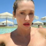 Tatiana-Laurence Delarue Instagram - 🇬🇷Après les sensations fortes d'hier... À la découverte des plus belles plages de #crete et elles sont plus sublimes les unes que les autres 🌊 D'un bleu unique, sauvage, eaux très très chaudes et translucides, sable fin de différents coloris, divine mer #mediterranee #grece #greece si envoûtante 💙🩵💦 🍹Et vous, quel est votre cocktail 🍸 ou boisson favorite? #crete #grece #travel #holiday