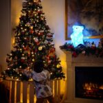 Tatiana-Laurence Delarue Instagram - ✍️🏼Ton Tout Premier Noël Mon bébé Newt. Magiiiiique 🌠 🤰🏼L'an dernier tu étais dans mon ventre et j'ai rêvé de ce moment tant de fois, mais j'étais loin... Si loin d'imaginer ce cadeau de la vie, mon petit lutin enchanté🧑🏽‍🎄 Tes déplacements à quatre pattes et debout en t'appuyant partout🤦🏼‍♀️🙃 Et surtout Ta 1ère petite dent puis, ta 2ème qui a percé le Jour même de Noël 🦷🎁🔱. Mon bébé a des dents🙈, rouuuuu mon hibou !!! 🧐Les milliers de: ( non non non, il ne faut pas manger le sapin) 😅 le visage plein de paillettes 🎄🥰... 🎅🤶T'es yeux🤩 quand tu a entendu les clochettes des Rennes du Père Noël et découvert t'es cadeaux... Même si shuuuttttt🤫 tu as un peu triché mon fils....😚🤣 Tu n'a pas vraiment été sage une année entière, puisque tu es né en Février 😻🤭. 🎁Puis... il y a des cadeaux qui ont une plus grande valeur, qu'un objet de valeur lui-même...💭 Celle du cœur ❤️ Des souvenirs et des moments déjà passés si vite....🖼🙏🏼 🧸T'es petites mains sur tes jouets par milliers 🎵🎶🥾 Tes petits pieds🧦 le rythme dans la peau et, t'es éclats de rires accompagant les chants de Noël ✨️mooooooooo Le Bonheur Pureeeee... 🩳🧥Et obligatoire... Porter les mêmes pyjamas de Noël 🎄 🐐🐓🦜Tes aventures, tes petits câlins aux animaux de la ferme, les Litchis, chocolats, clémentines, sucre d'orge, pitaya... 🍭🍬🍢Mon petit cœur gourmand de mon Amour💝 🧼Sans oublier tes rendez-vous préférés avec tes copains aux bébés nageurs, mon Triton...🌊🩲🧜🏽‍♂️ 🕰Plus que une semaine et nous allons quitter Ton Année De Naissance.... 2022🤰🏼🤱🏼👨🏽‍🍼👩🏼‍🍼🧑🏽‍🍼👼🏽....  Ce sera avec beaucoup d'émotion je ne te le cache pas. AhhhhhLalalalalala...😙 Que je t'aime.... Ce Noël est et restera, encore plus beau que celui que j'avais rêvé auprès de toi, mon Lutin Magique, mon Super Héros. 🦹🏽 Mon bébé Newt❤️🔱 🦊 #renard à #bascule tout doux, à shopper sur @kaloo_france 🎠🪅🧩🛼🤹🏽