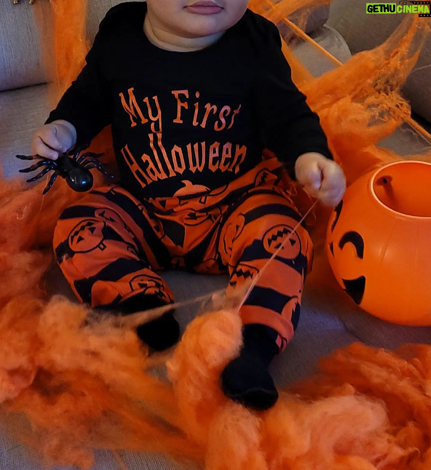 Tatiana-Laurence Delarue Instagram - #halloween 2022 ๐ โ๏ธOnce Upon A Time... ๐ญParce que Tout est plus beau A vivre, A Fรชter, depuis que Tu es lร .... Newt๐ฑ Notre petite Citrouille d'Amourโค Ton Happy First HALLOWEEN fรชtรฉ avec Tous Tes Copains.๐ถ๐ป๐ถ๐ถ๐ผ๐ถ๐ฟ๐ถ๐ฝ๐ถ๐พ๐ง๐๐๐ฆ๐๐ญ๐๐๐น๐๐ฆซ๐ฆ๐ป๐จ๐ผ๐ฆฅ๐ฆฆ๐ฆ๐ฆ๐ฆค๐ชถ๐ฆฉ๐ฆ๐ข๐ฆ๐๐๐ ๐ก๐๐ชฑ๐ณ๐ฒ๐ด๐๐ฆก๐พ #tespremiรจresfois