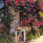 Tatiana-Laurence Delarue Instagram – 🇬🇷Vous pensez que j’ai envie de faire des vacances #farniente ? Piscine, lecture, cocktail, repos…
🍹🧘🏼‍♀️🛀🏼🛌💆🏼‍♀️🌴⛱️🏸🖼👙🩴🌠
Ou bien, des vacances aventures? Sports extrêmes, randonnées, spéléologie, cascades, escalades….
🧗🏼‍♀️🏇🏽🚵🌵⛵️🪂👟🥾🧢🌌

☀️Bien arrivée dans ce joyaux naturel pensé par @paulmariecrete 🌺🌺🌺🌺🌺🌺🌺🌺🌺🌺🌺🌺🌺🌺🌺🌺🌺🌺🌺🌺🌺🌺🧳
#crete
#grece

👼🏽💭❤️

👗 by @iconela.moda
