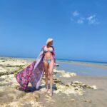Tatiana-Laurence Delarue Instagram - Je vous invite à la plage? Séance sportive? Ça vous convient ? Si non, il y a des gaufres, crêpes et chichi juste à côté ! Moi ce sera ... les 2 🧘🏼‍♀️🤸🏼‍♀️🌊⛱️⛵🌋 🥁Je déclare le #summer #2023 ouvert! ♒
