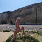 Tatiana-Laurence Delarue Instagram - Je vous invite à la plage? Séance sportive? Ça vous convient ? Si non, il y a des gaufres, crêpes et chichi juste à côté ! Moi ce sera ... les 2 🧘🏼‍♀️🤸🏼‍♀️🌊⛱️⛵🌋 🥁Je déclare le #summer #2023 ouvert! ♒
