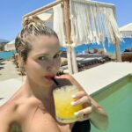 Tatiana-Laurence Delarue Instagram - 🇬🇷Après les sensations fortes d'hier... À la découverte des plus belles plages de #crete et elles sont plus sublimes les unes que les autres 🌊 D'un bleu unique, sauvage, eaux très très chaudes et translucides, sable fin de différents coloris, divine mer #mediterranee #grece #greece si envoûtante 💙🩵💦 🍹Et vous, quel est votre cocktail 🍸 ou boisson favorite? #crete #grece #travel #holiday