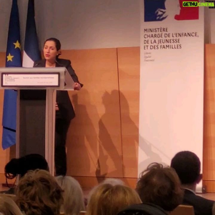 Tatiana-Laurence Delarue Instagram - Ce matin, lancement de la mission gouvernementale sur la monoparentalité @gouvernementfr @emmanuelmacron @gabrielattal . Échanges et prises de paroles, dans le but de créer des co-rapports pour la suite des travaux. 🖊Merci A Madame @sarahelhairy Ministre déléguée chargée de l’Enfance, de la Jeunesse et des Familles de m'avoir conviée à ce début des travaux. 🖊Merci pour ce début prometteur à Madame la Députée de Paris @fanta.berete75 🖊Merci à Monsieur le Sénateur des Hauts-de-Seine @xavieriacovelli . Ensemble pour l'avenir de Nos Enfants. 🙏🏼🌹✊🏼