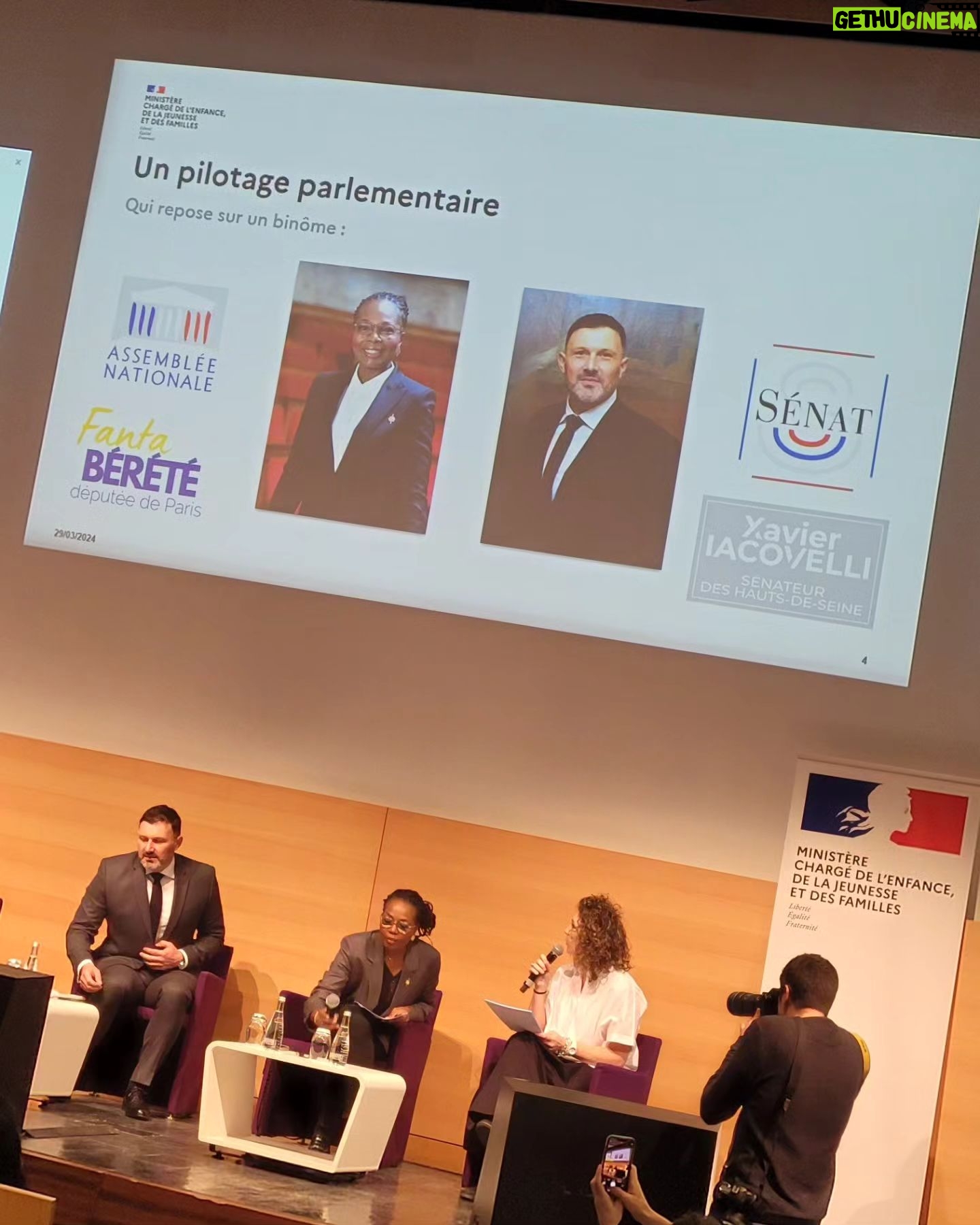 Tatiana-Laurence Delarue Instagram - Ce matin, lancement de la mission gouvernementale sur la monoparentalité @gouvernementfr @emmanuelmacron @gabrielattal . Échanges et prises de paroles, dans le but de créer des co-rapports pour la suite des travaux. 🖊Merci A Madame @sarahelhairy Ministre déléguée chargée de l’Enfance, de la Jeunesse et des Familles de m'avoir conviée à ce début des travaux. 🖊Merci pour ce début prometteur à Madame la Députée de Paris @fanta.berete75 🖊Merci à Monsieur le Sénateur des Hauts-de-Seine @xavieriacovelli . Ensemble pour l'avenir de Nos Enfants. 🙏🏼🌹✊🏼