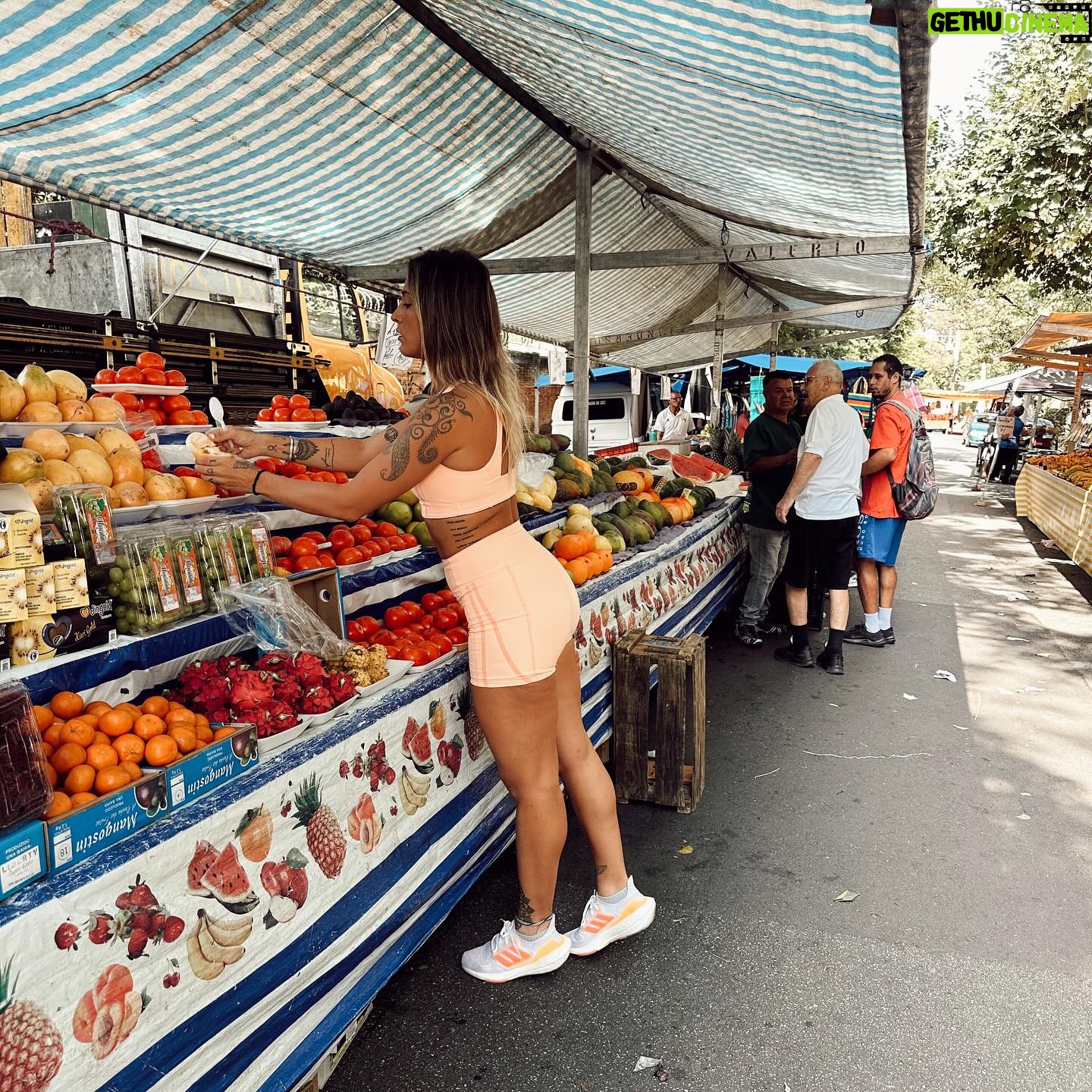 Tatiana Dias Instagram - / ame-se muito e bem. você vai precisar de si mesmo mais vezes do que pensa. 🦋