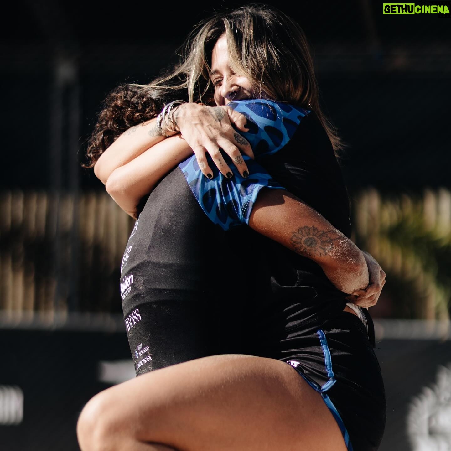 Tatiana Dias Instagram - e não é que deu pódio? 🏆 de longe, um dos nossos maiores desafios! Você, ruim do estômago. Eu, ruim da cabeça. E a gente não desistiu da gente! Jogar com você é lembrar porque eu sou apaixonada por esse esporte @biancamota_ Corremos, gritamos, e chegamos no lugar mais alto do pódio! Ser campeã em casa tem um sabor melhor ainda! Obrigada, minha cavala! Obrigada @lskcup ❤️