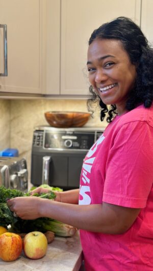 Tatyana Ali Instagram - This year we’re focusing on wellness! Try this basic green juice made with romaine lettuce, kale, ginger, lemon and apple; and drop your favorite juice recipes below!