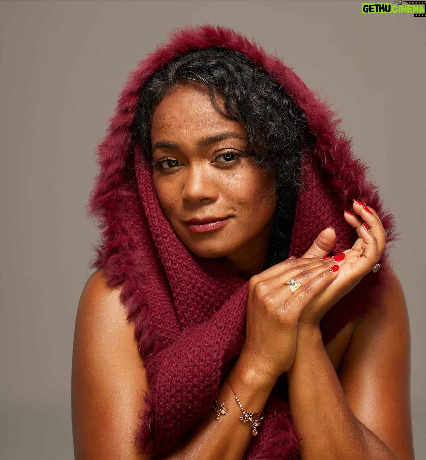 Tatyana Ali - 11.4K Likes - What does Christmas really mean to you?
When I first heard “What Christmas Really Means” by @lizzy.o.music, I fell in love with its heartfelt lyrics. I hope it moves you just as much as they moved me.