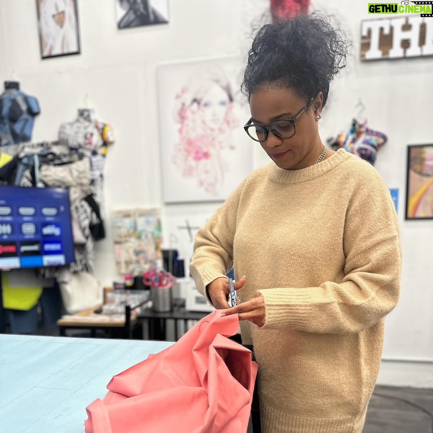 Tatyana Ali Instagram - Now, I said I love to sew; but for a project like this, I needed to go to a professional! Enter @auntfunkyscloset, who brilliantly manufactured my design. She and her team at @thekutstudios sewed these quilts using the Ankara fabrics I brought home from my trip to Ghana last year. Here’s a sneak peak at the process! Michelle, I can’t thank you enough for helping us bring baby-yams.com to life! 🤎