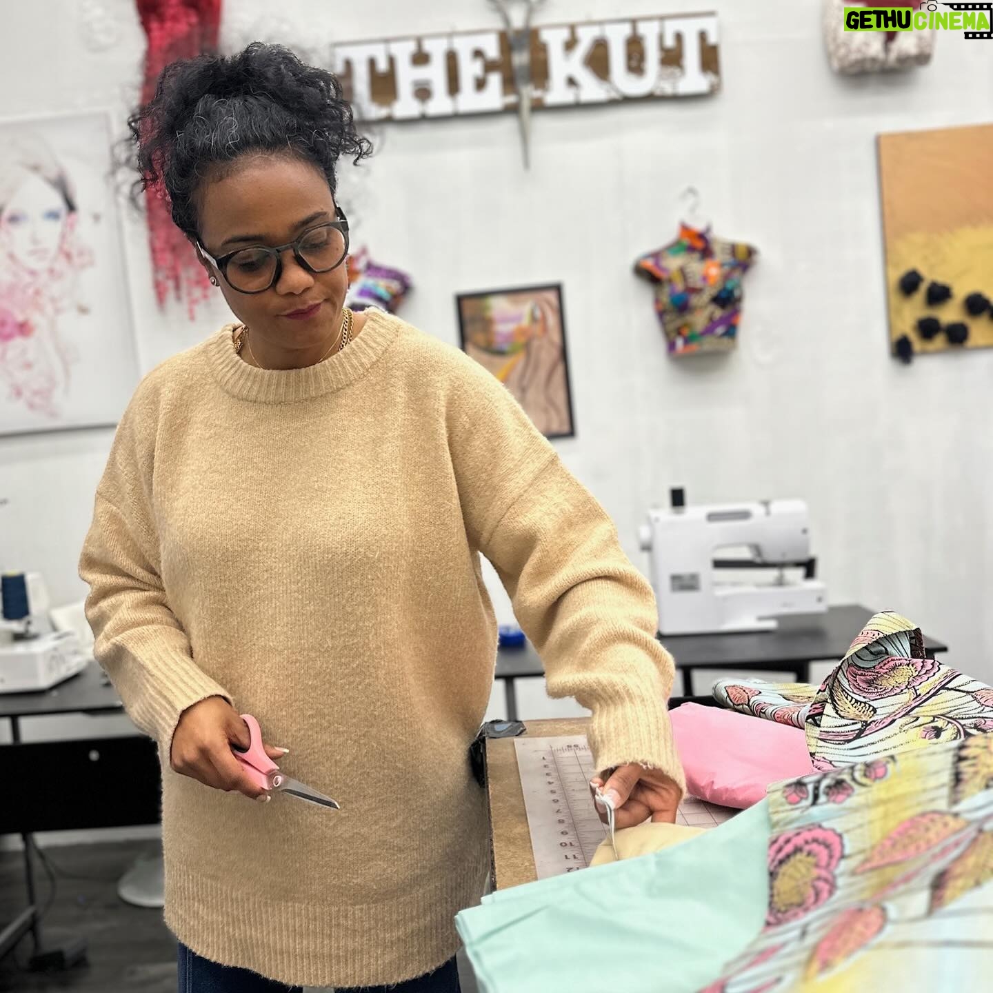 Tatyana Ali Instagram - Now, I said I love to sew; but for a project like this, I needed to go to a professional! Enter @auntfunkyscloset, who brilliantly manufactured my design. She and her team at @thekutstudios sewed these quilts using the Ankara fabrics I brought home from my trip to Ghana last year. Here’s a sneak peak at the process! Michelle, I can’t thank you enough for helping us bring baby-yams.com to life! 🤎