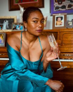 Tatyana Ali Instagram - Thank you for all of the birthday wishes!!! Some are saying we’re in the age of Aquarius- I say it’s about goddamn time. But seriously, I am so thankful for the prayers of my family, loved ones and ancestors that helped fuel this new turn around the sun. My cup truly runneth over, and apparently being in my 40s means my cleavage runneth over too. Also, thank you @crumbles__patisserie for this beautiful cake!!! 🎂🎈
