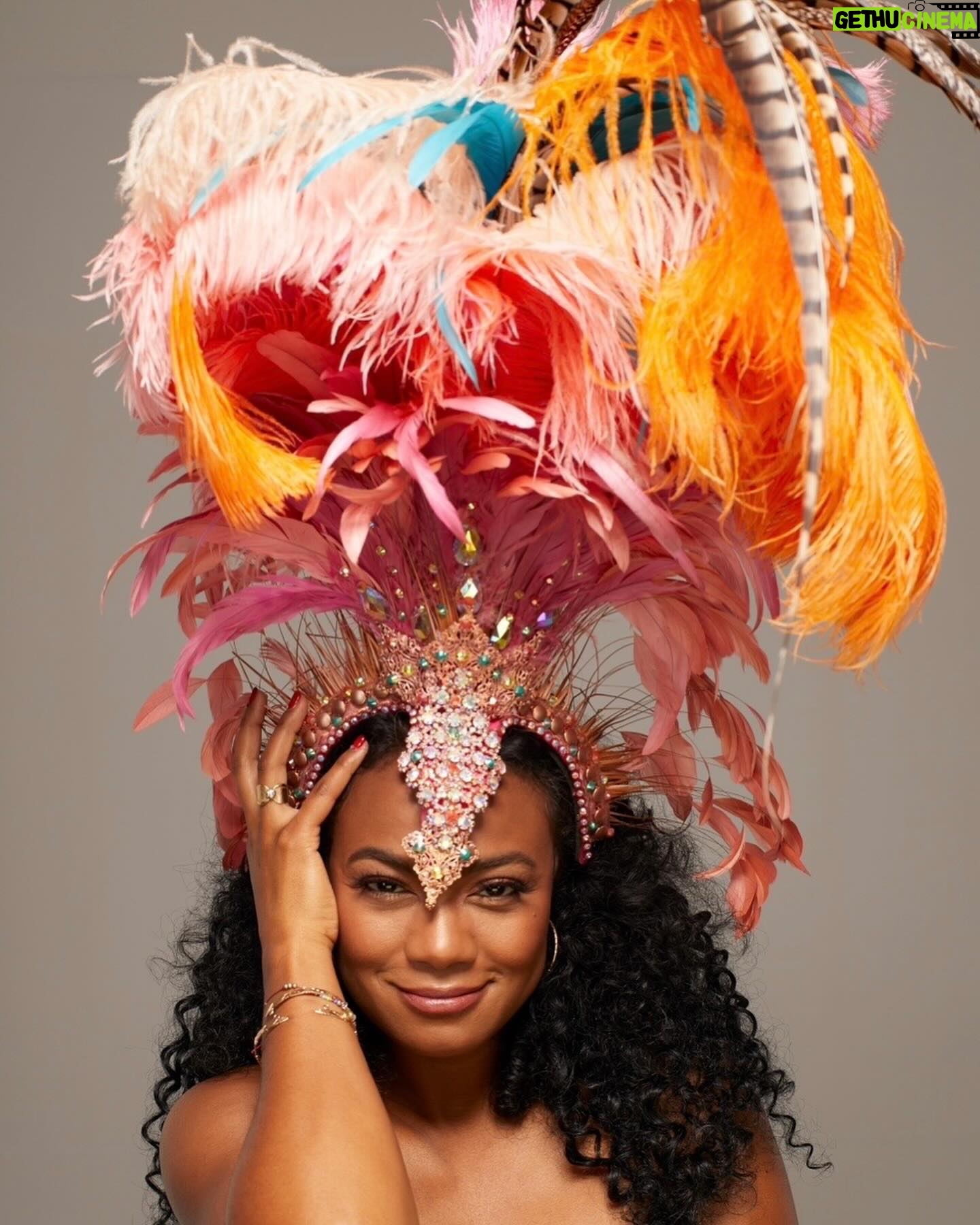 Tatyana Ali - 20K Likes - The Title song of the album “All I Have” ft. @damiensneed is our rendition of the Little Drummer Boy, but with a bit of Calypso flavor! This vibe and steel drums are an ode to my Trinidadian heritage and I hope it makes you dance this holiday season!!
Production: @lex_topia, @capsocagency
Creative Direction: @trokonv
Photography: @trokonv
Makeup: @mattiemariemakeup
Location: @1043mixedmedia