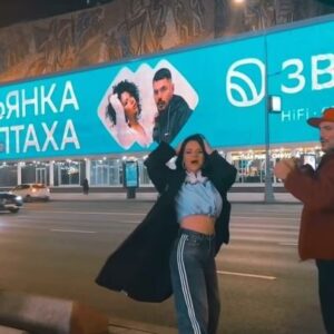 Tatyana Lipnitskaya Instagram - Нет, мы радуемся не автобусу 😂 а то, что наш баннер с релизом #ТукТук висит в центре самого красивого и крутого города в мире 🔥🎶 Спасибо @zvuk_on_air , нашему таланту 🎼🫶🏻 и вам, наши дорогие поклонники!