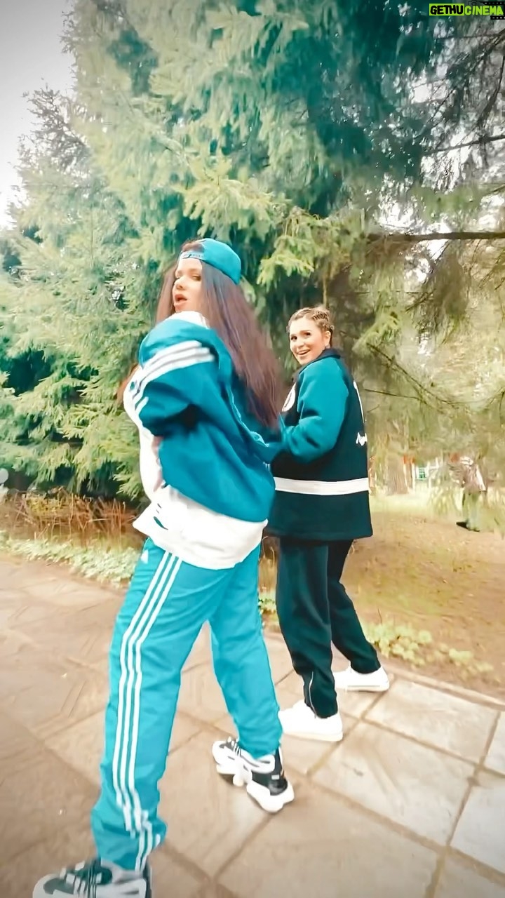 Tatyana Lipnitskaya Instagram - Продолжаем присылать видосики и танцевать под «Сочи» 🏝️🎶 ждууу 💙💙💙 @lauradjaga
