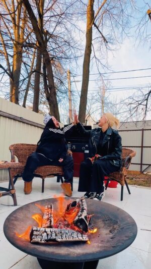 Tatyana Lipnitskaya Instagram - DASHI & Бьянка - ЛЮЛИ 🔥СЕГОДНЯ 00.00 трек в сети🔥
Ребзя ну как и ожидалось ПОГОВОРИТЬ вживую , объясниться друг с другом всегда лучше , чем просто переписки .  Мы обе очень сильные и независимые девочки , которые привыкли все контролировать самостоятельно и естественно нам стало сложно когда кто то один что то решает . Как говорится 2 хозяйки на одной студии🍳😂
Обе вспыльчивые императрицы 😂 пофиг на это видео или клип главное ПЕСНЯ СЕГОДНЯ ПОЯВИТСЯ 🔥🥰
БОЛОШОЕ СПАСИБО ВАМ ❤️ за вашу поддержку и что мотивировали на творчество а не на скандалы ❤️‍🔥 спасибо дорогой слушатель ❤️‍🔥❤️‍🔥❤️‍🔥❤️‍🔥