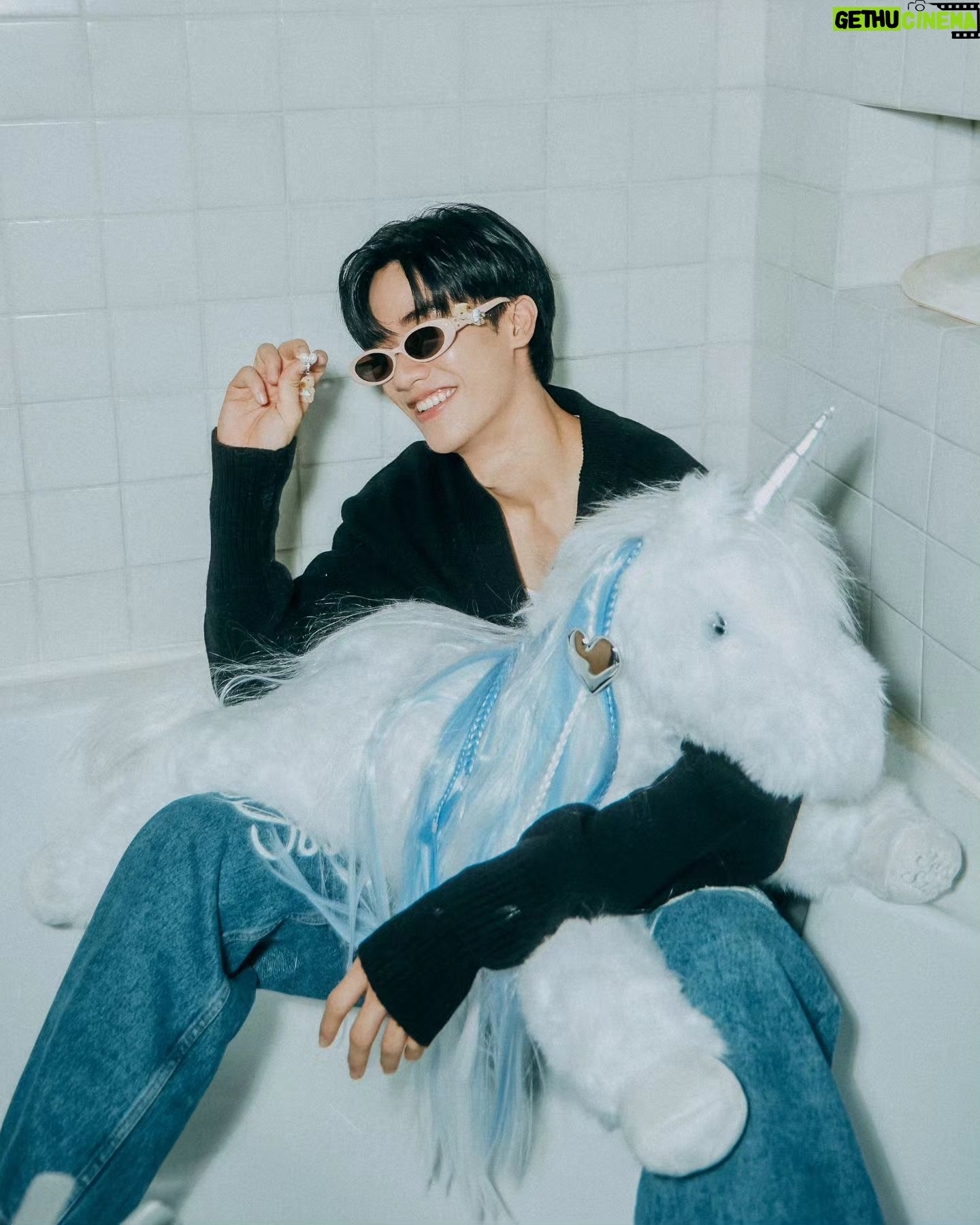 Tawan Vihokratana Instagram - Younicorn & me.🦄🌞 @GENTLEMONSTER @JENNIERUBYJANE #GENTLEMONSTER #JENTLESALON #GENTLEMONSTERXJENNIE