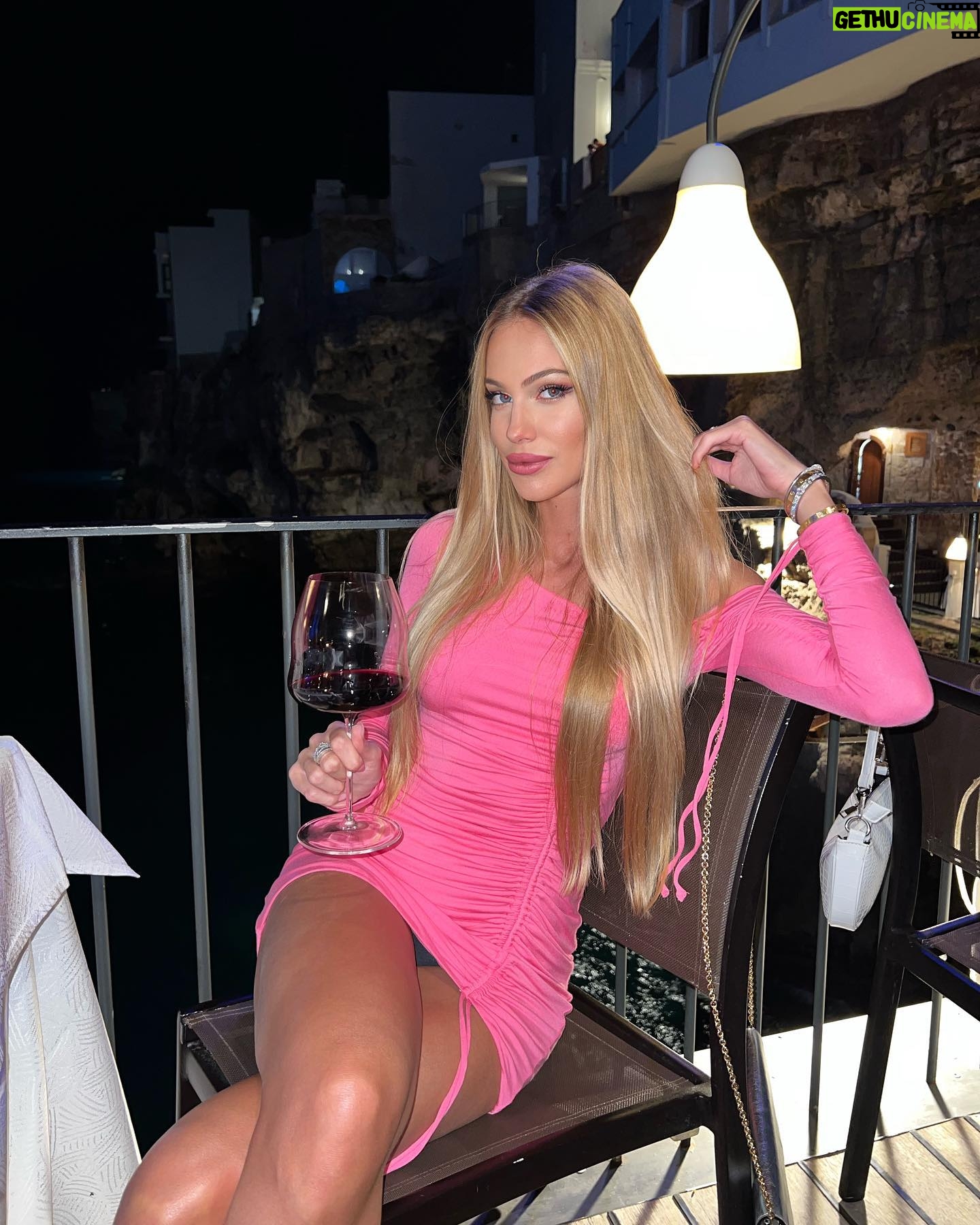 Taylor Mega Instagram - Qualche foto dei miei giorni in Puglia! Obbiettivo da qui alla fine dell’anno: migliorarmi nel golf 💀 Ps. Quello era uno dei miei primi swing 😬 Pps. Il primo abito è di @revolve 💕