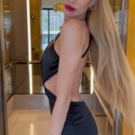 Taylor Mega Instagram - Pensa a entrare in ascensore e trovarmi cosí…😂 Quale versione vi piace di piú 1, 2, 3 o 4? Outfits from @revolve