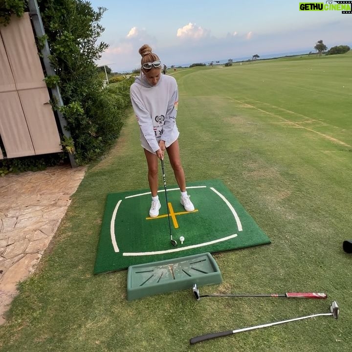 Taylor Mega Instagram - Qualche foto dei miei giorni in Puglia! Obbiettivo da qui alla fine dell’anno: migliorarmi nel golf 💀 Ps. Quello era uno dei miei primi swing 😬 Pps. Il primo abito è di @revolve 💕