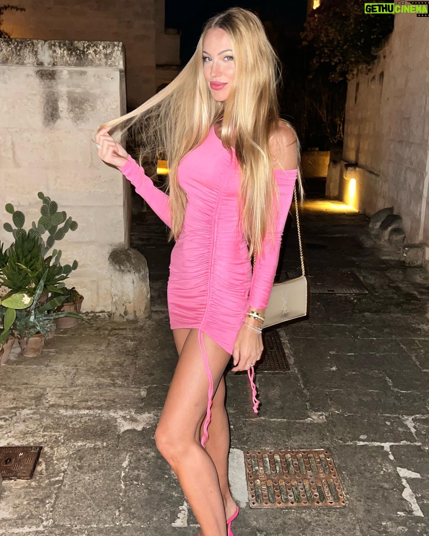 Taylor Mega Instagram - Qualche foto dei miei giorni in Puglia! Obbiettivo da qui alla fine dell’anno: migliorarmi nel golf 💀 Ps. Quello era uno dei miei primi swing 😬 Pps. Il primo abito è di @revolve 💕