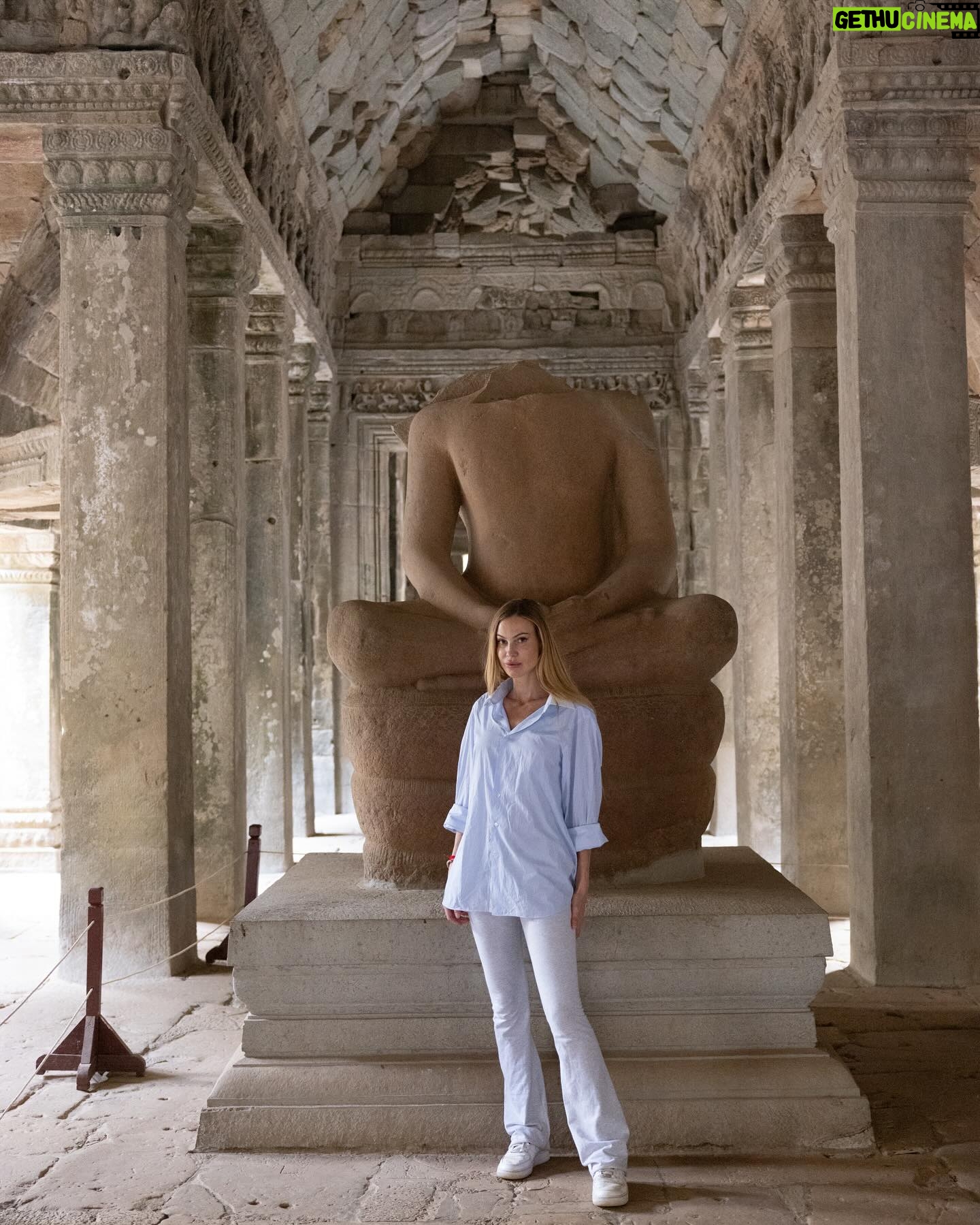 Taylor Mega Instagram - Incantata da questi templi e innamorata della Cambodia 🇰🇭🛕🥹 È stato un viaggio unico.