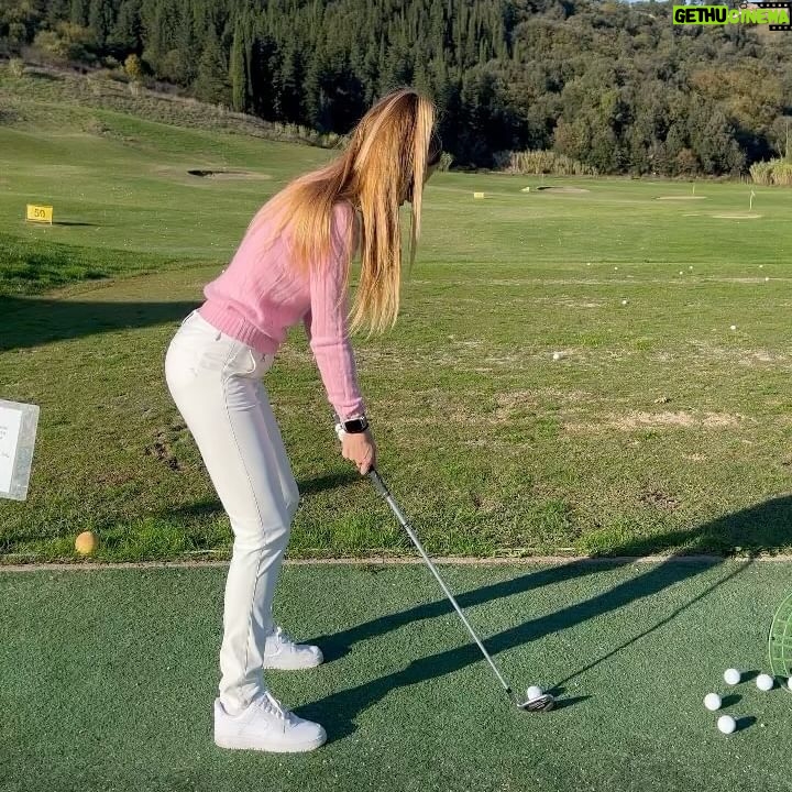 Taylor Mega Instagram - Piaciuto il mio swing? 💁🏼♀️ My fav place @castelfalfi E cosa dite di questo campo da golf? 🏌🏼♀️💓