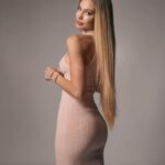 Taylor Mega Instagram - Quale vi piace di piú? 1,2 o 3? Dress @revolve gifted Ph/artist @matteosantoruvoph 🤍