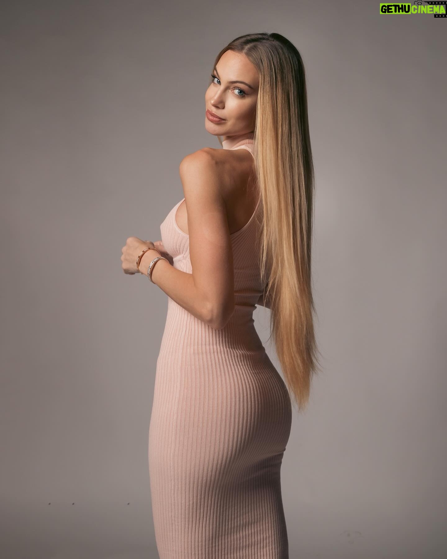 Taylor Mega Instagram - Quale vi piace di piú? 1,2 o 3? Dress @revolve gifted Ph/artist @matteosantoruvoph 🤍