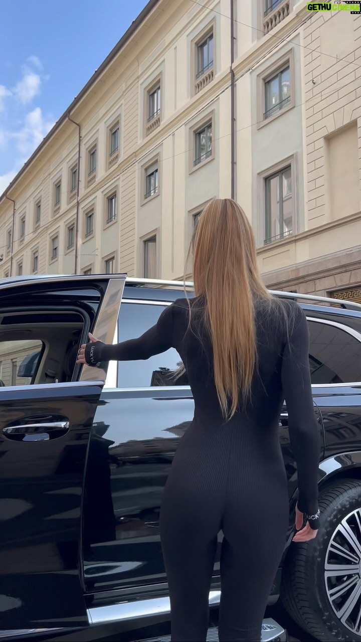 Taylor Mega Instagram - E voi lโavete mai provato? ๐๐ #mercedes #mercedesmaybachgls600 #mercedesgls