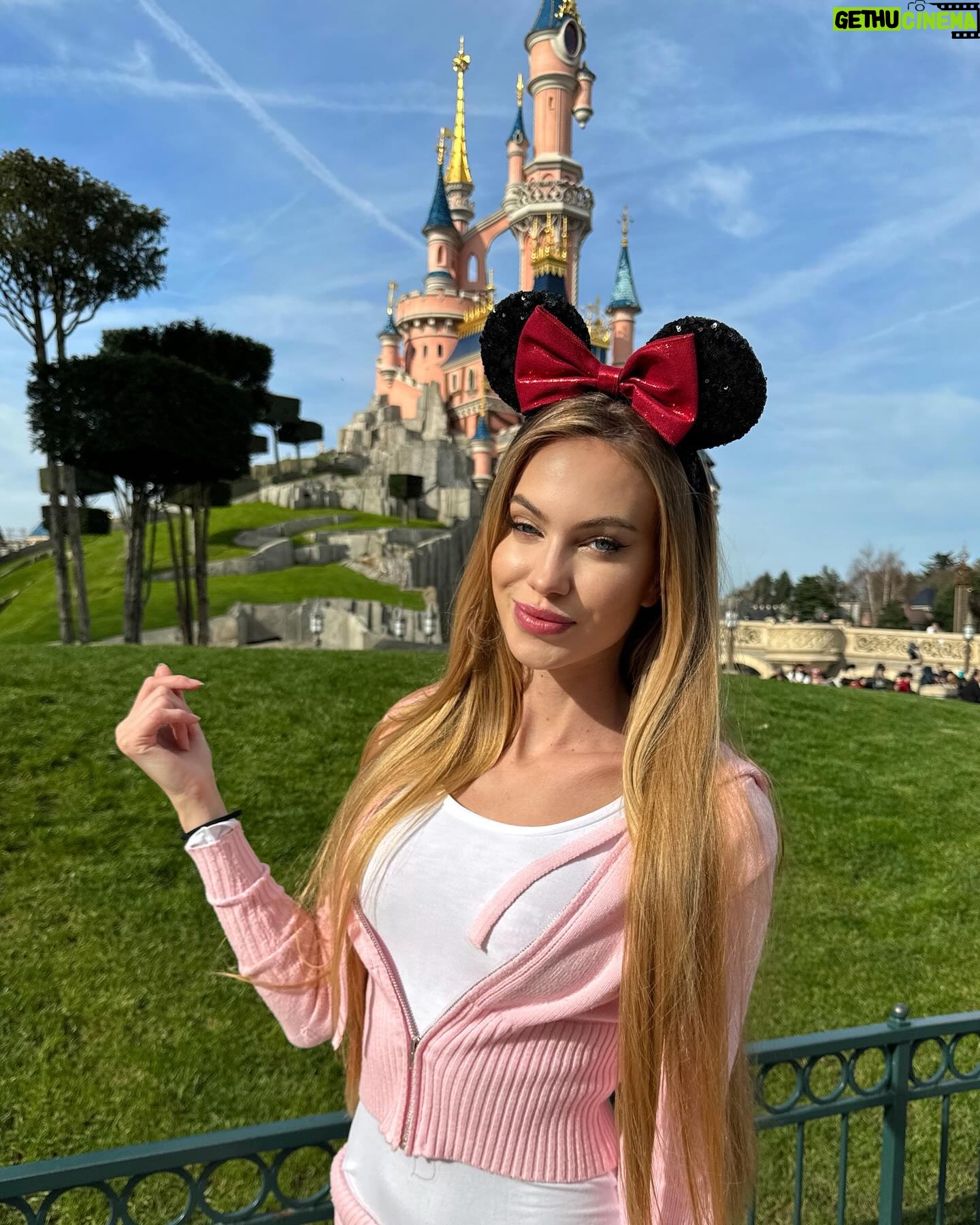 Taylor Mega Instagram - Felice come una topolina ๐ญ๐ฅน๐ Un altro sogno avverato, e voi siete mai stati a disneyland? Se si vi รจ piaciuto?